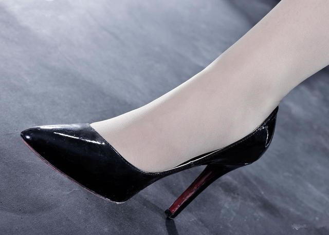 细跟高跟鞋简洁而不单调，气质出众更加百搭