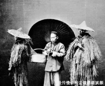 青楼女子|100年前的老照片地主家妻妾成群,青楼女子坐姿不雅