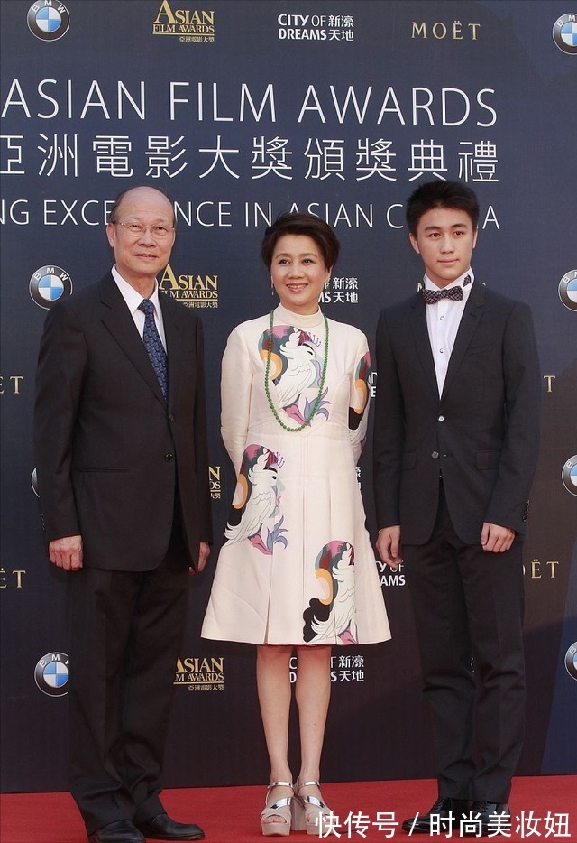 中筒|赌王“四太”真会穿,小香风连衣裙配袜靴,这造型就很有时髦范