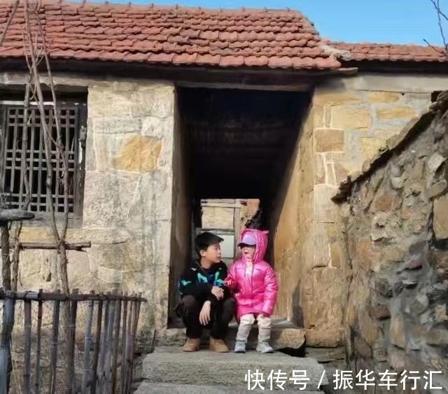 世界冠军|感动!王楠带娃回农村老家,儿女偶遇国旗连忙敬礼,强烈爱国之情