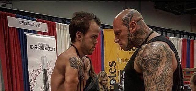 消防员|世界上最矮消防员，杠铃卧推220斤，他的肌肉不输正常人