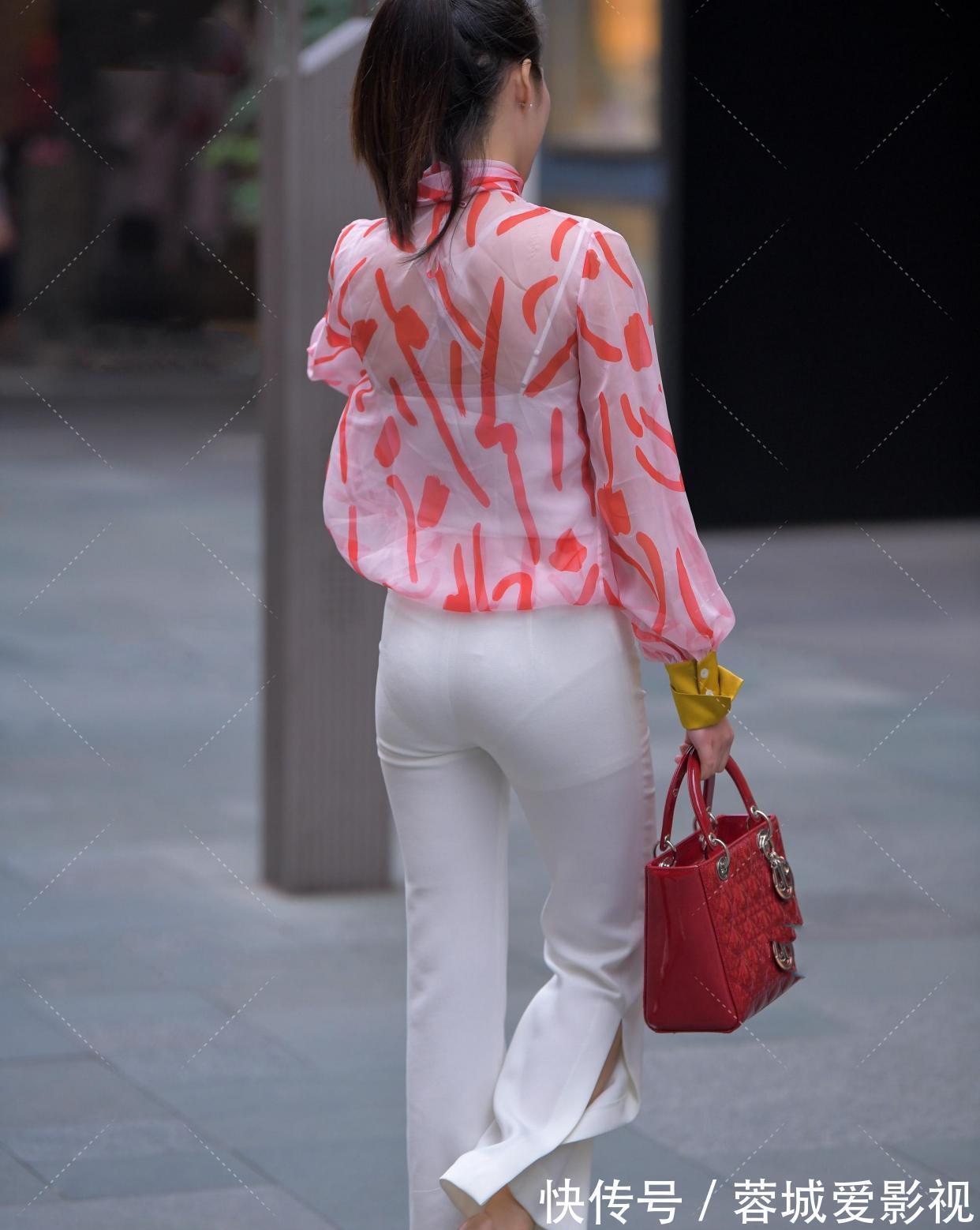 女性 粉印花网纱与白色吊带搭配,吊带过于暴露,只穿一个网纱罩即可