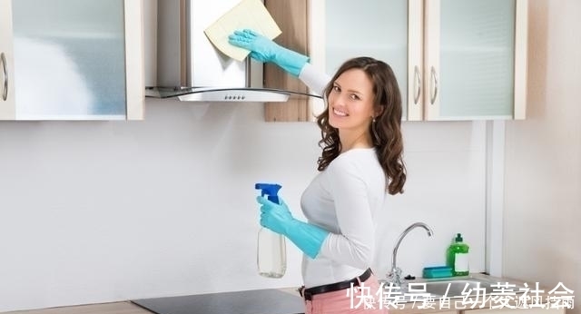 油烟机上油污又黏又厚别用洗洁精试试这些方法，去污快又干净