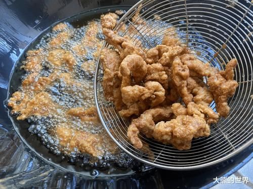 炸酥肉，这味料是关键，比例是2:1，酥香可口，放凉后不回软