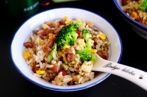 懒得做饭，就这样焖一锅好了，有菜有饭适合全家老小