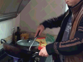 |搞笑GIF:这模特脚崴了还能继续走路?