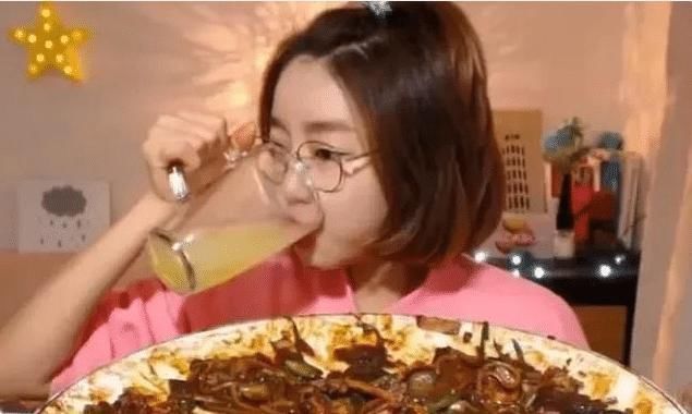 猫腻|美女大胃王挑战20斤炸酱面,刚吃一口就被看出猫腻,网友我也行