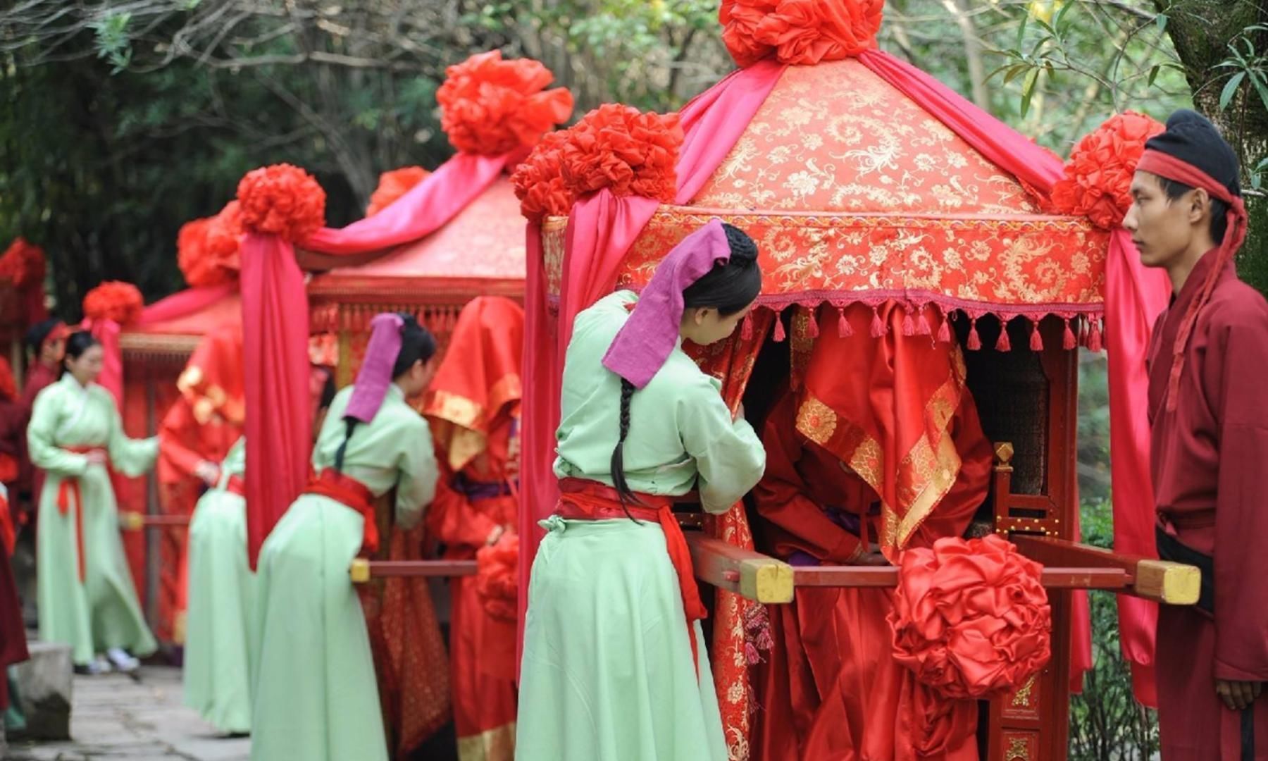 内蒙富婆闺女结婚，开着陪嫁58万宝马入场，车牌低调有内涵！