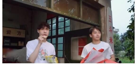 王勉|金靖自來熟黏著張藝興斗舞，有梗有趣惹藝興大笑，網(wǎng)友坐不住了