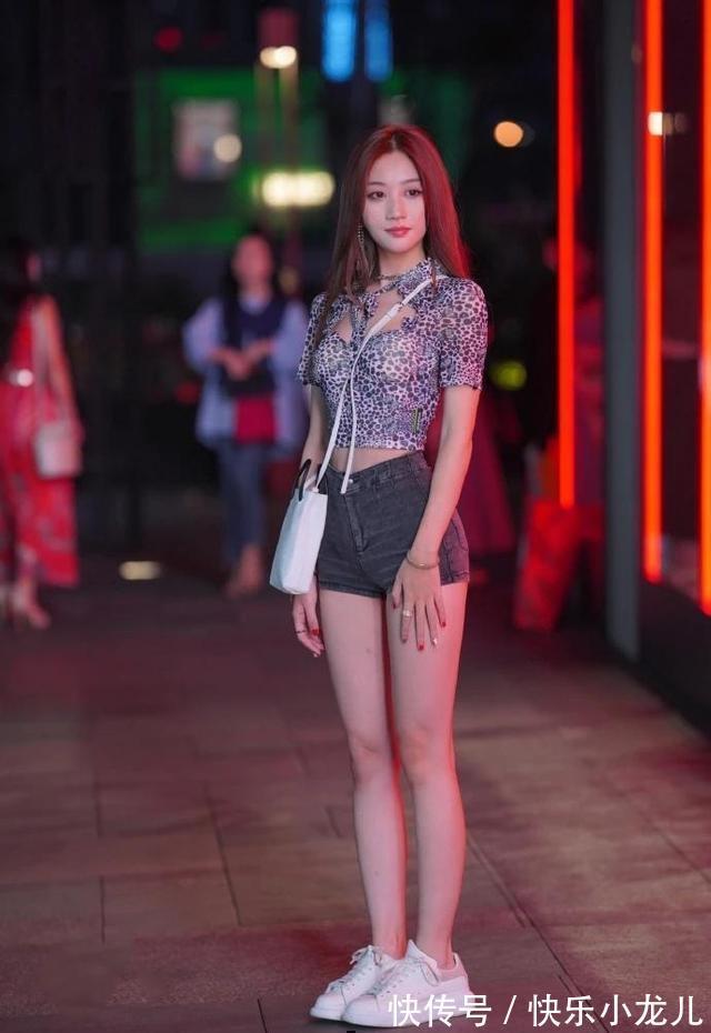 身材比例|高腰裤子搭配短款上衣，不仅特别时尚，同时身材比例也能凸显出来