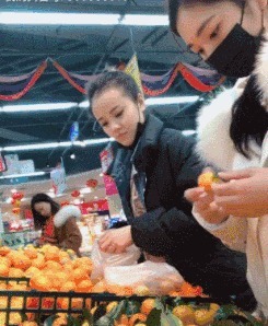 |搞笑GIF：大哥看你再有钱，也改不掉以前落下的职业病啊