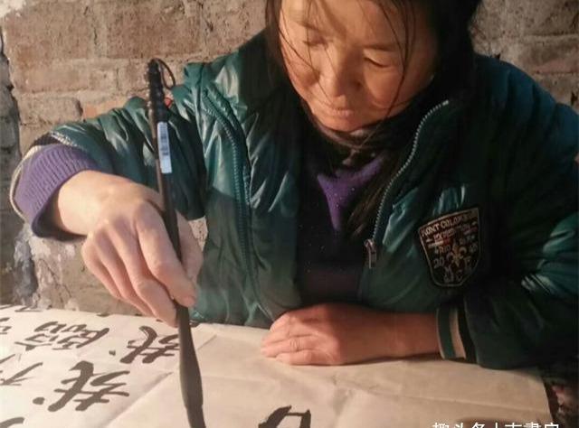 一幅|50岁大妈坚持20年练字,如今一幅字可卖100元,书法家称缺乏灵魂