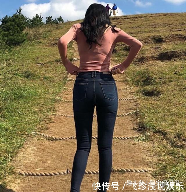 百搭 牛仔裤与打底衫的美搭,总能展现女孩的青春活力