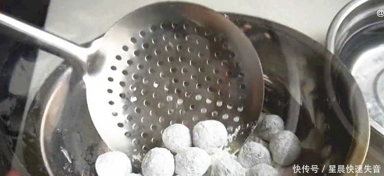 花生里放勺黑芝麻,酒店一碗38,在家做只花6元,香甜软糯好吃