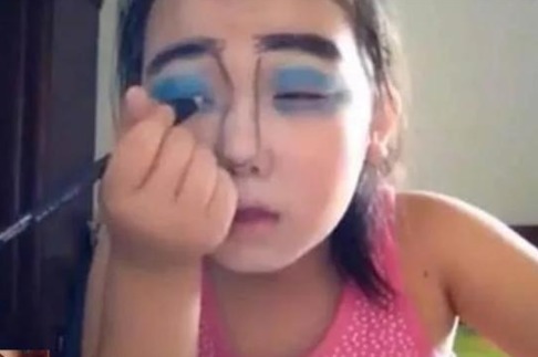 网红梦|小学生化妆火了,模仿妈妈上眼影,看到“成品”后被惊艳到