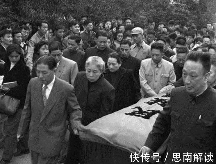 文章&鲁迅是被吹捧出来的吗?80诞辰时,毛主席一连写两首七绝纪念他