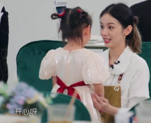 头围|周也哄小孩遭怼脸拍，头围差距令人眼花，23岁的皮肤媲美婴儿