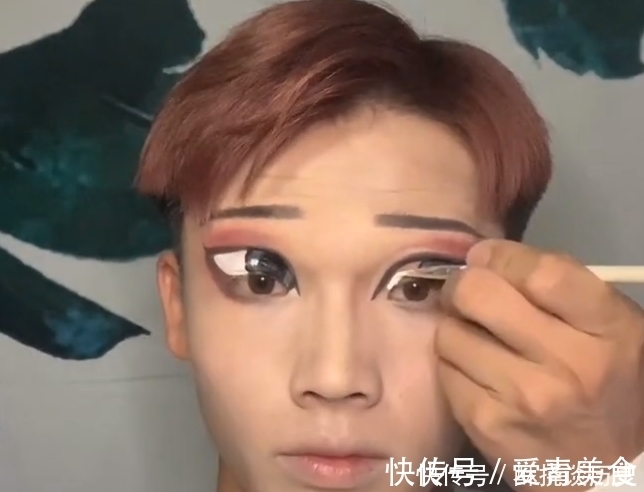 小白|小哥哥仿妆“白蛇缘起小白”,开局:洗洗睡吧,成品:这是COS吧?