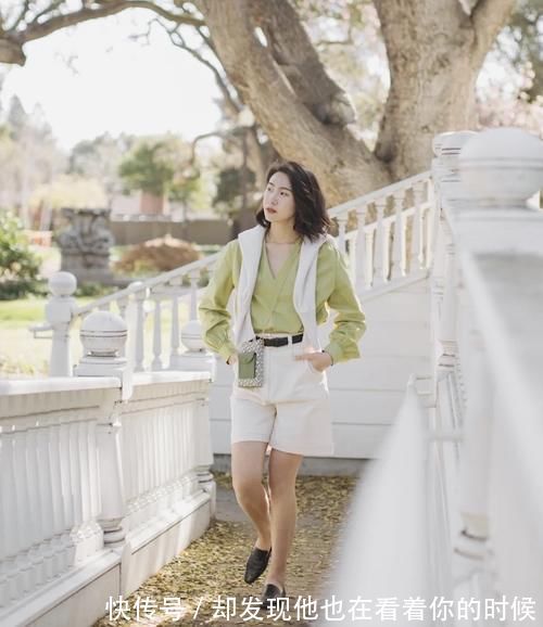 平底鞋 4、50岁的女人,建议不要穿高跟鞋!今年流行这3种平底鞋,特时髦