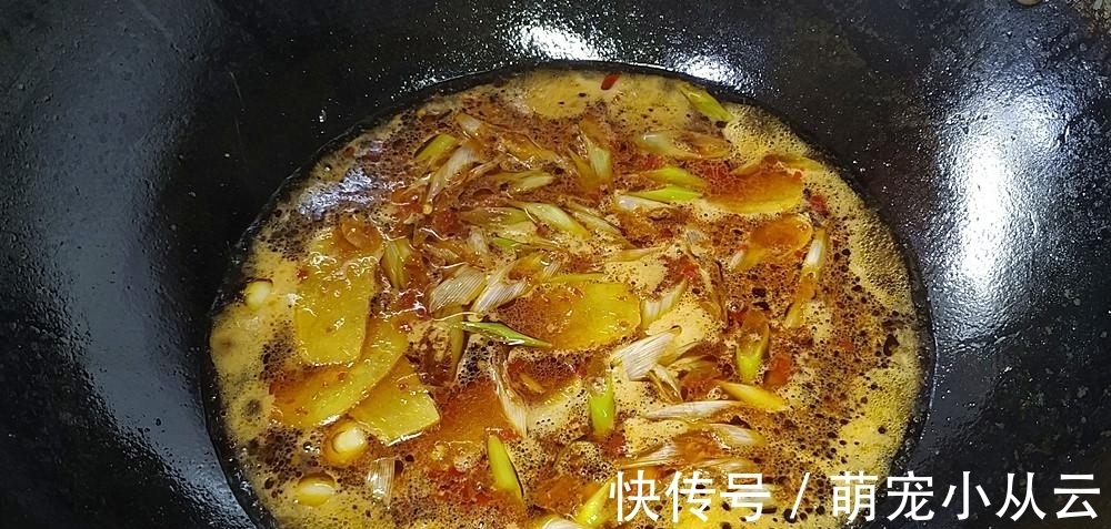 教你做非常简单的砂锅焖草鱼,不用煎也不用油炸,好吃特下饭