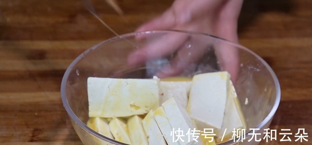 红椒|1块豆腐，2个鸡蛋，大厨教你这样做，比红烧肉香，吃一次就忘不了！