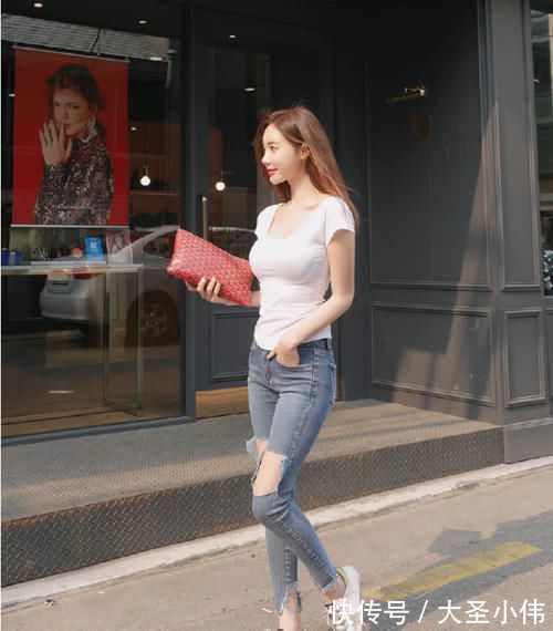 小姐姐|美女街拍:紧身牛仔裤,可以很好的勾勒出腿部的优美曲线,女人味十足