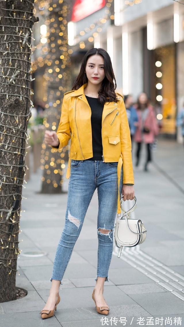 牛仔裤 街拍:美女牛仔裤搭配黑色皮草上衣,轻松穿出时尚的潮女范!