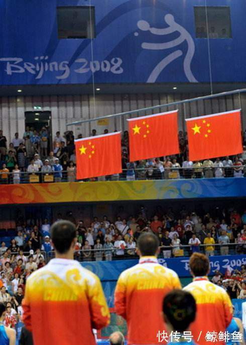 王励勤|珍藏!国乒三悍将让三面五星红旗同时升起,与刘国梁留下经典合影
