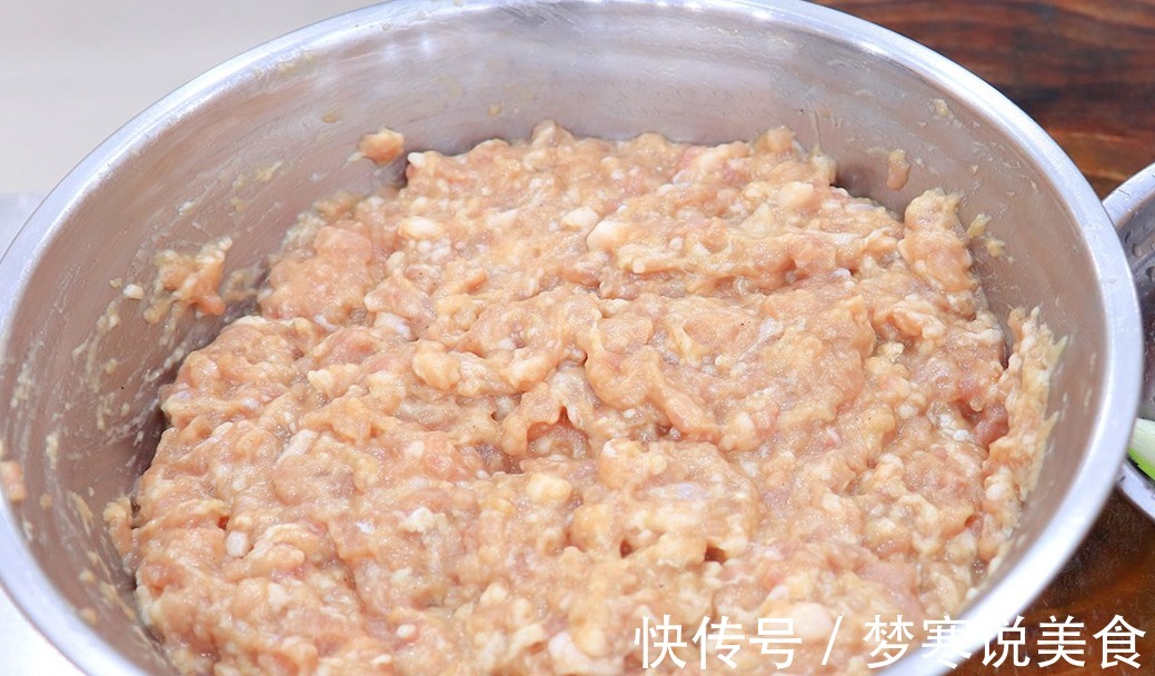 肉丸子好吃有诀窍,厨师长教你饭店秘制做法,香糯Q弹,久煮不散!