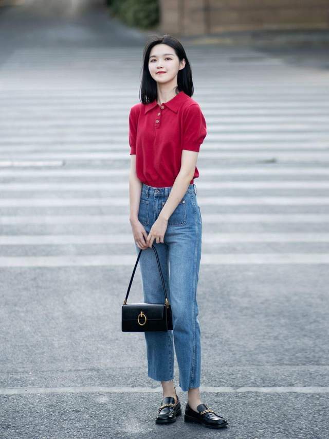 衬衫|秋天怎么穿才高级洋气,红色衬衫+牛仔裤,基础款搭配也漂亮大方