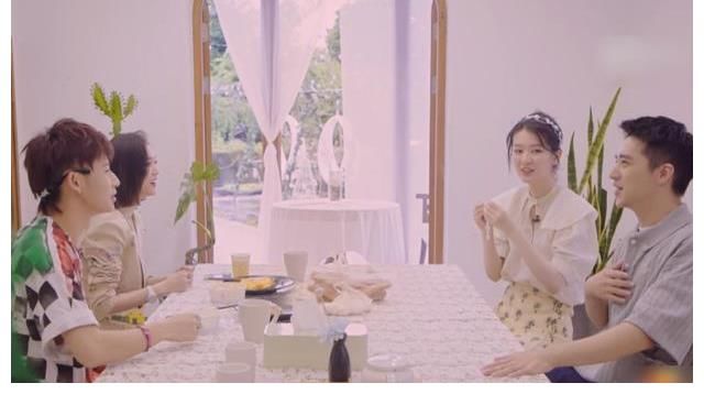 cp|許魏洲嘴巴粘了東西，喬欣下意識伸手去幫他擦，吳宣儀都看愣了