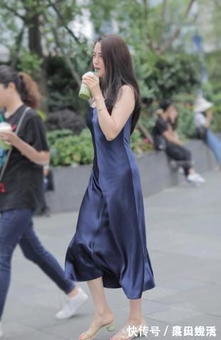 穿搭 美女穿搭:初秋长裙穿搭示范,轻盈舒适又显气质,让造型轻松变优雅