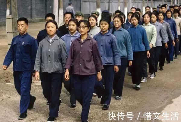 年画@老照片:70年代初,只有书店才卖年画,大碗茶是蓝边碗