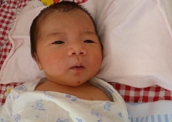 行为|宝宝睡觉时发生这3种行为,父母要注意了:娃想要睡枕头了!