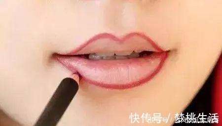 口红色|涂口红时,最好避开4个“低级错误”,很多女生不懂,难怪老掉色!