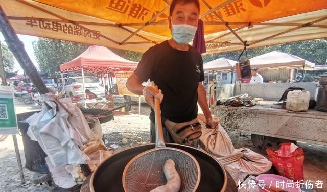  大叔集市卖暗黑美食一天百碗，外地人难下咽，本地人一天不吃就想