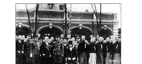 反而|清末老太监回忆:皇后怀了别人孩子,皇帝不敢吭声,反而赏银百两