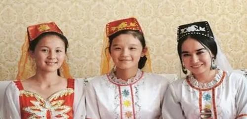 中国这个少数民族拥有欧罗巴血统,人口仅有3000多人,却美女如云