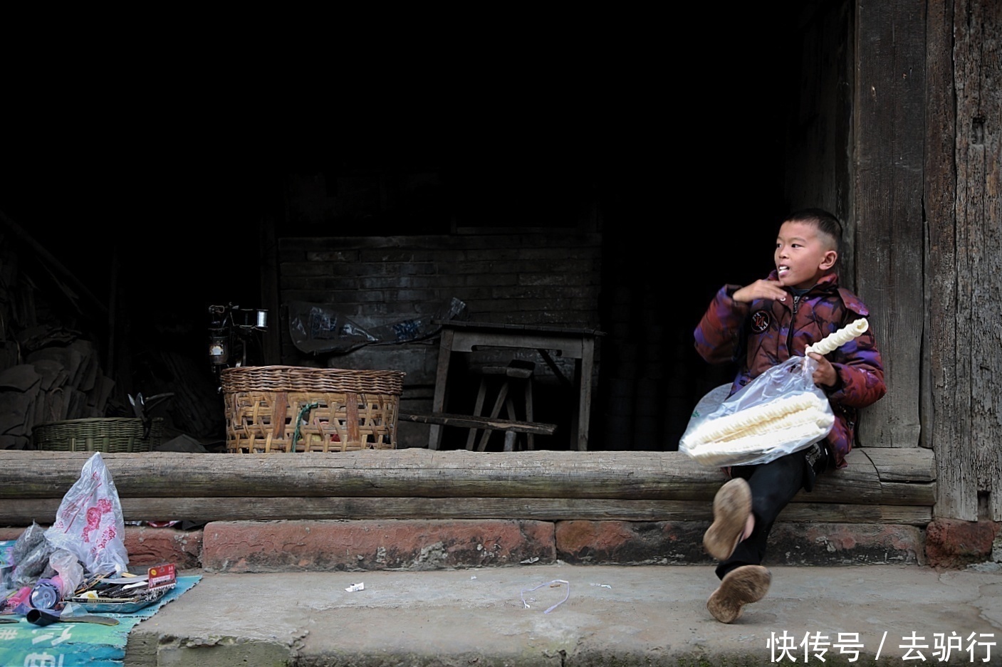 胡东进|被遗忘的千年古村：老房子散发着腐朽的气息，老人孤独地生活着