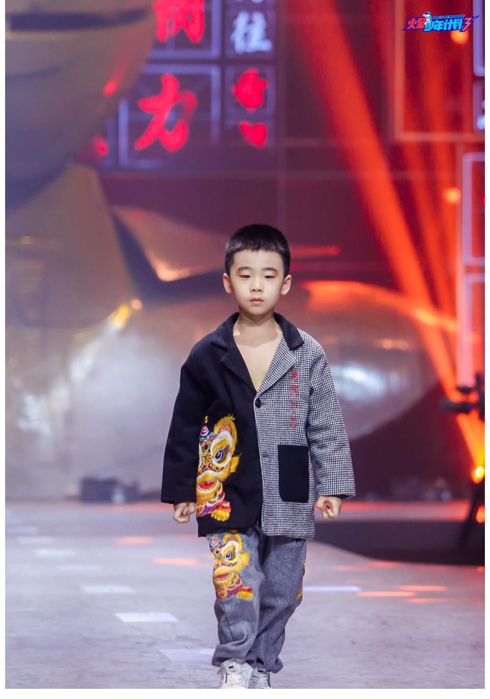 邓男子 古阿新《未来少年》时装秀 亮相“火星少年计划”