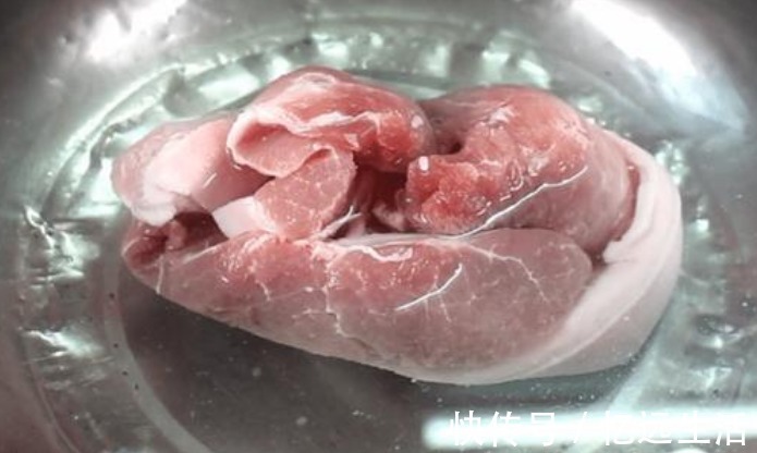 猪肉|冻肉别再用冷水泡，老屠夫教你2个技巧，快速解冻，和鲜肉一样嫩