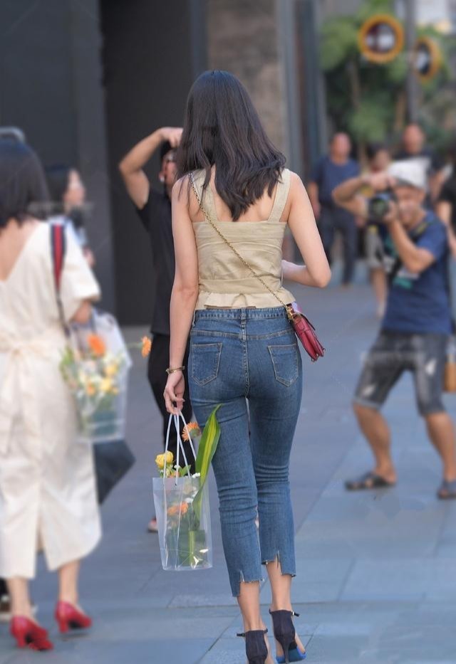 小妹妹 路人感同身受道别,气质女牛仔裤穿搭,值得借鉴