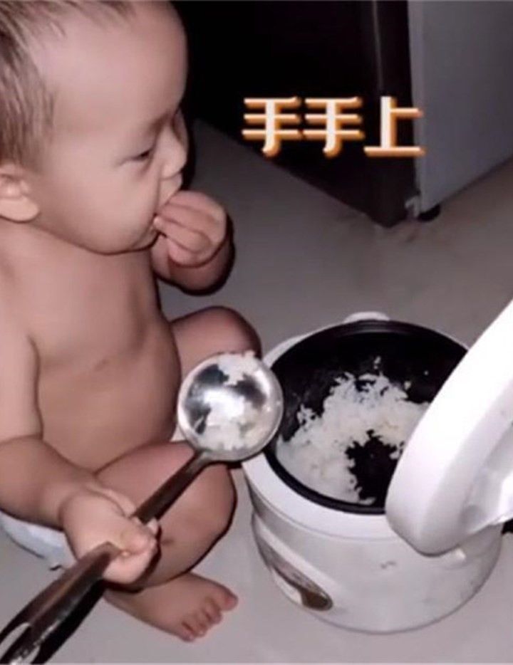 宝爸|凌晨3点娃不见了！宝爸赶紧下床找，眼前一幕让爸爸笑得前仰后合