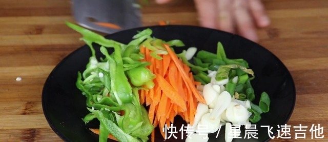 好吃|1个土豆1个胡萝卜,我家一周做5次,做法简单,还特别好吃!