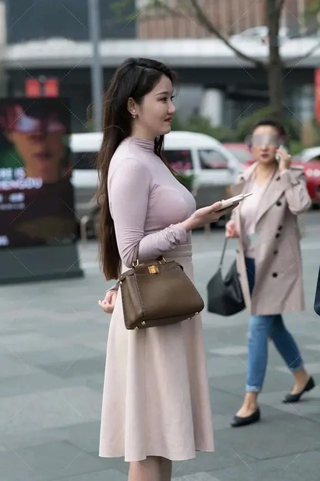 街拍：散发温柔大方气质，时尚感炸街的小姐姐们的穿搭推荐