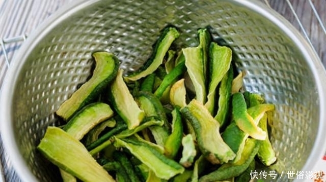 下饭|大雪后,萝卜试试这样吃,不炖不炒一滴油都不放,又香又脆超下饭