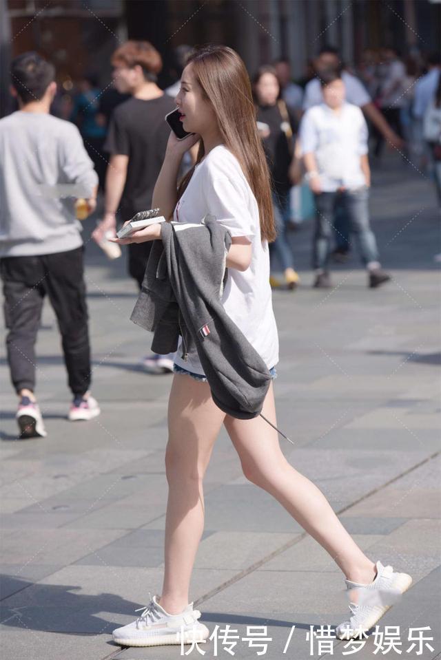 白色宽松短袖,搭配牛仔裤,青春休闲风搭配