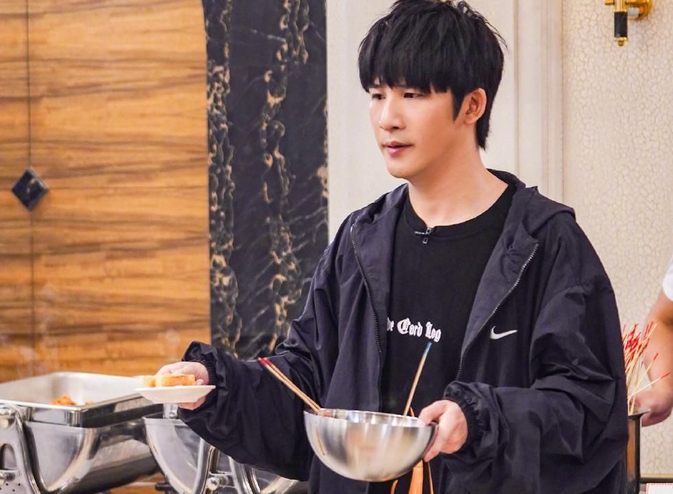 解救|王一博被问竞品鞋,害怕挥手回答太好笑,门被挤爆大张伟带潘玮柏解救