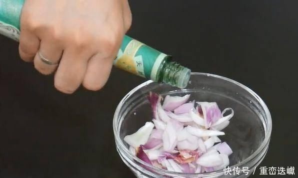 把花露水倒在洋葱上,这妙用花钱都买不到,省钱又实用