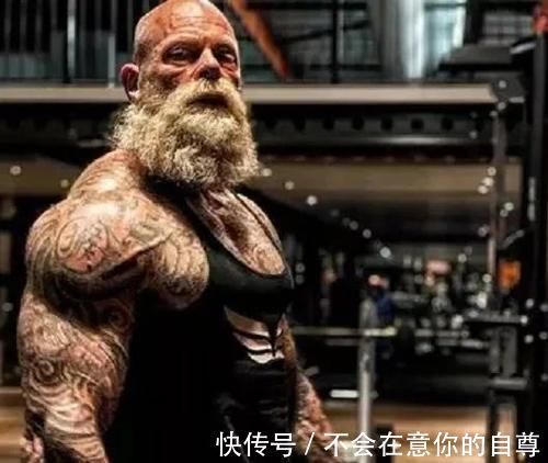 ju还记得健身36年的荷兰纹身老头吗一身肌肉完胜小鲜肉,他现状是这样